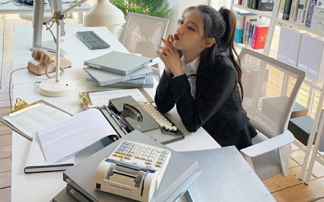 Bàn làm việc còn 3 thứ này, lương còn lẹt đẹt- Ảnh 2.