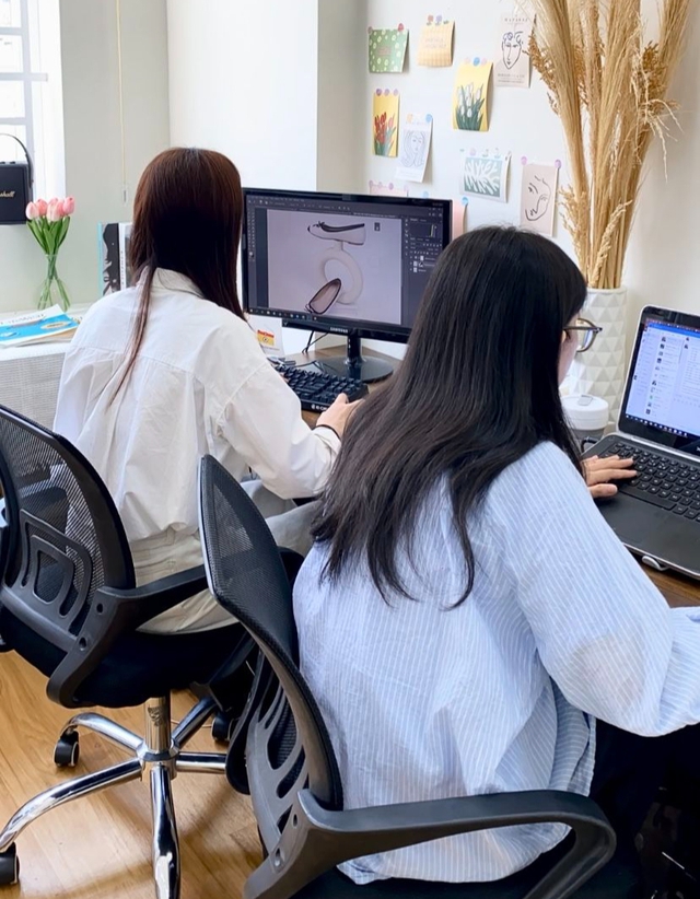 Bàn làm việc còn 3 thứ này, lương còn lẹt đẹt- Ảnh 1.