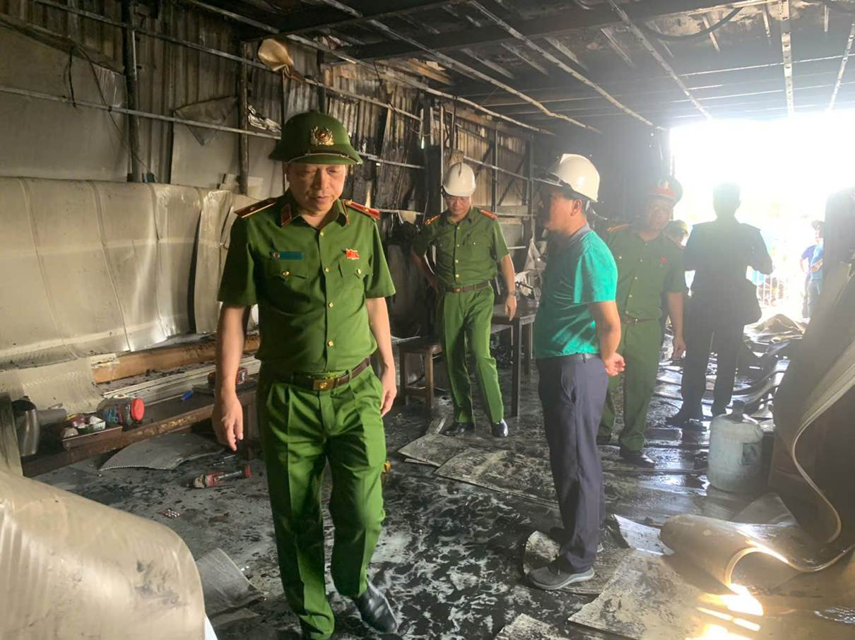 Cháy nhà ở Hà Nội: Xót xa cảnh bố mẹ ôm 2 con nhỏ tử nạn trong nhà vệ sinh - Ảnh 2.