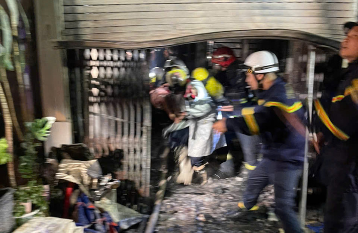 Cứu 3 mẹ con mắc kẹt trong ngôi nhà cháy ở Hà Nội Cứu 3 mẹ con mắc kẹt trong ngôi nhà cháy ở Hà Nội