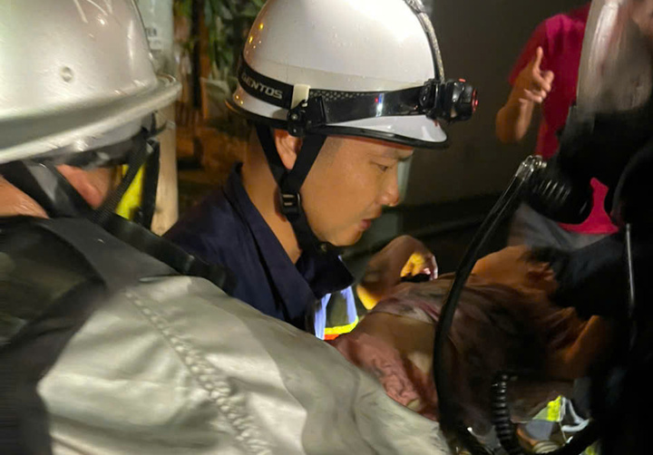 Cứu 3 mẹ con mắc kẹt trong ngôi nhà cháy ở Hà Nội Cứu 3 mẹ con mắc kẹt trong ngôi nhà cháy ở Hà Nội