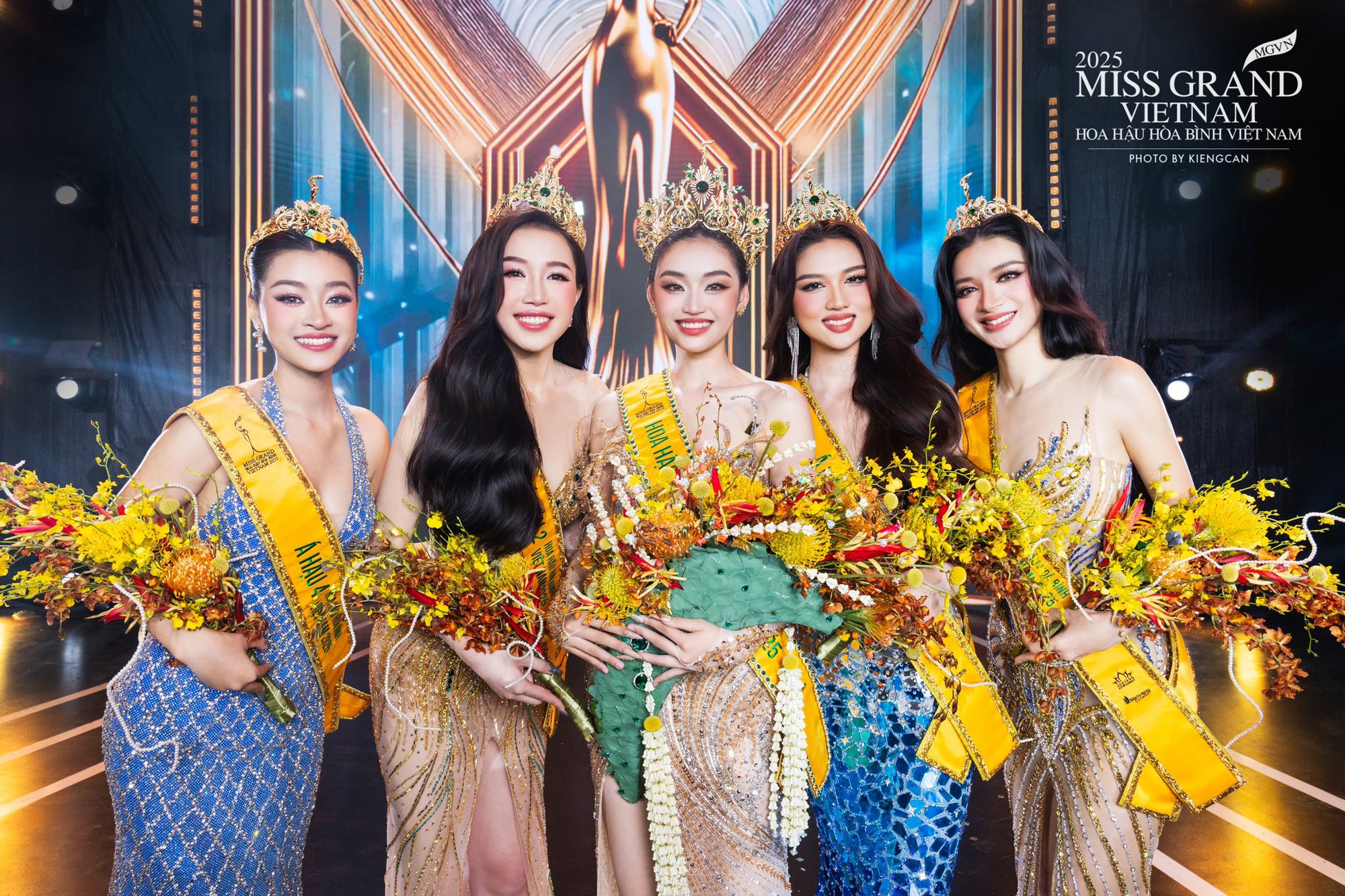 "Ngấy" Hoa hậu!- Ảnh 2.