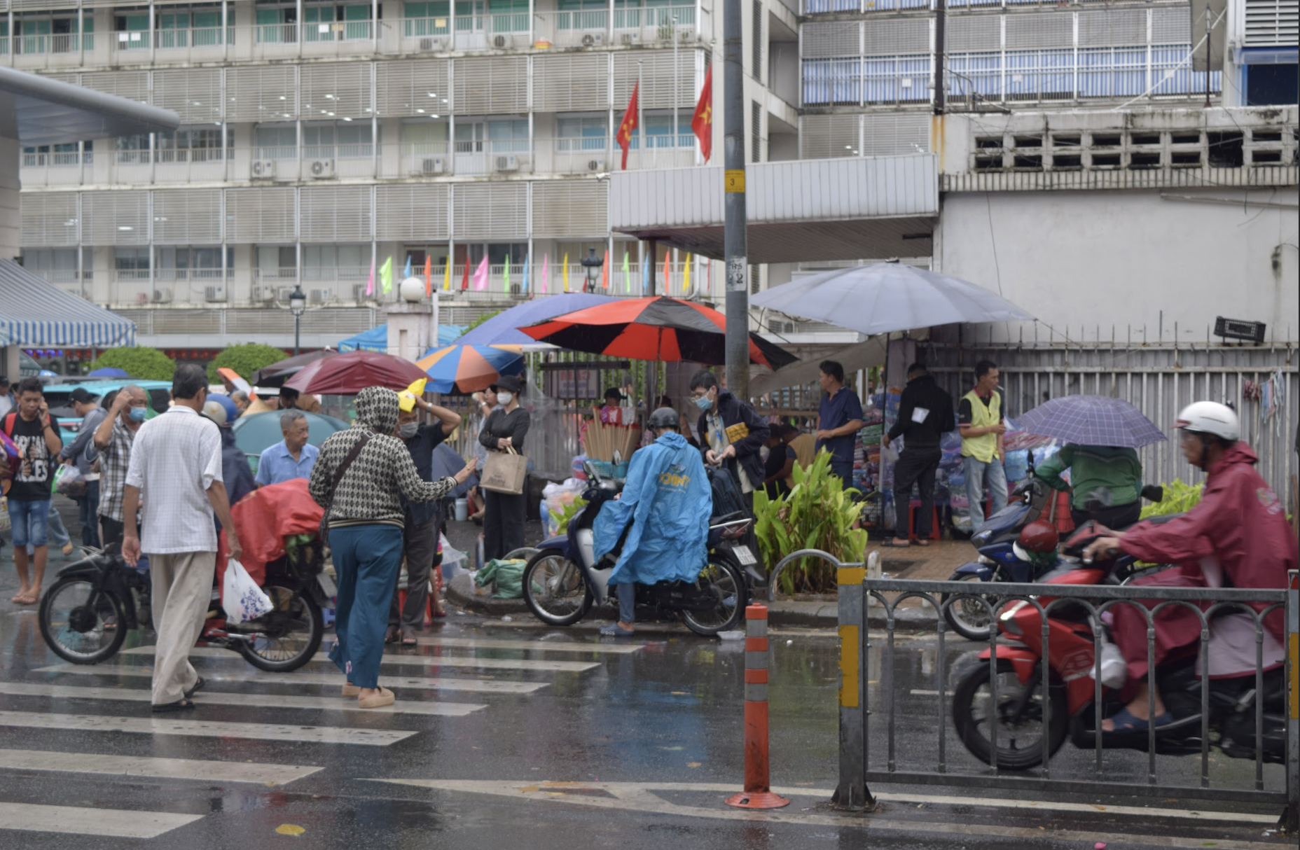 Cảnh hàng rong bủa vây các bệnh viện lớn ở TP HCM - Ảnh 10.