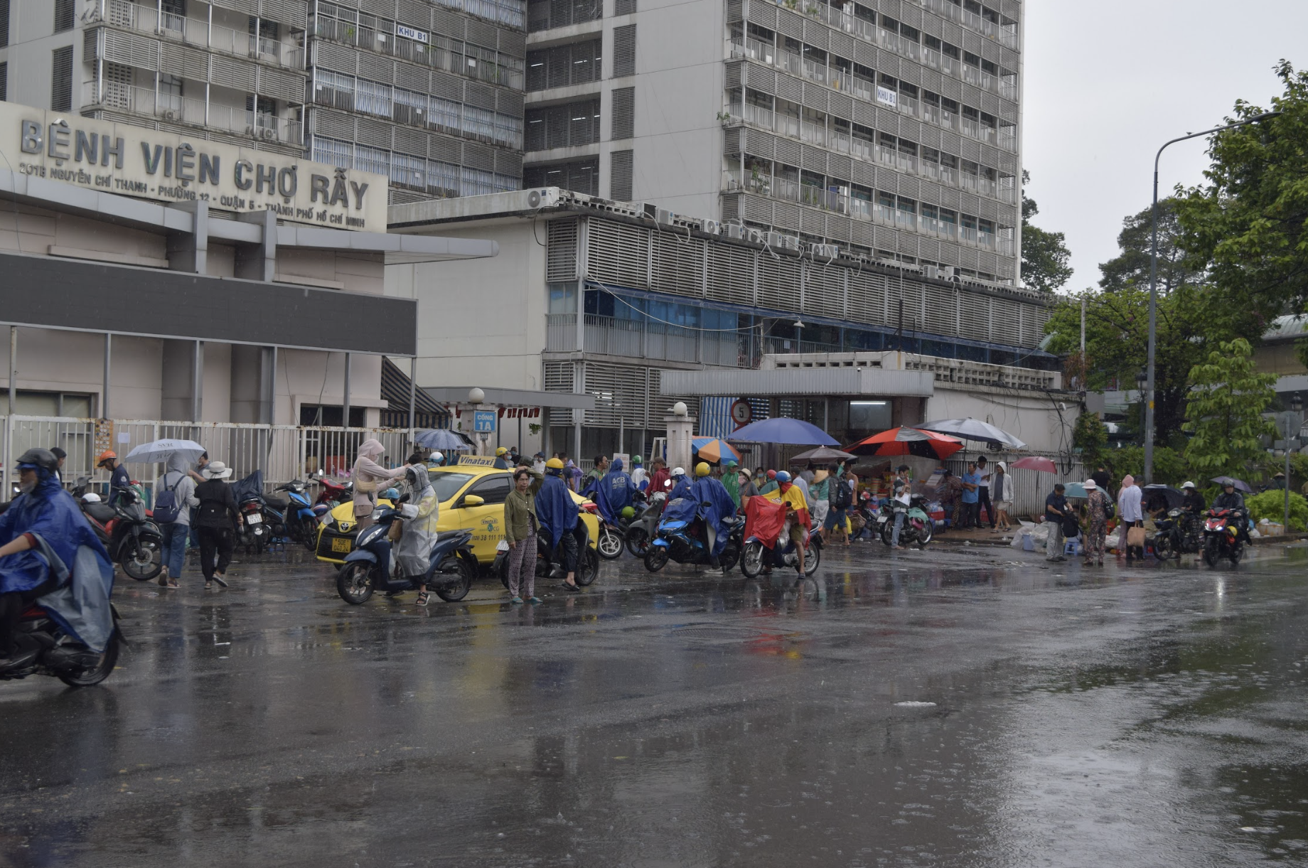 Cảnh hàng rong bủa vây các bệnh viện lớn ở TP HCM - Ảnh 11.