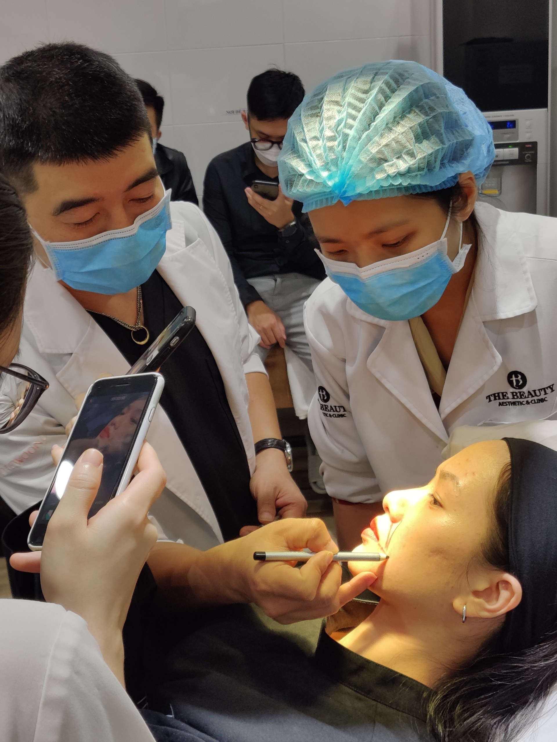 Đằng sau "hào quang bác sĩ nội trú": Cuộc "đánh úp" bệnh nhân và chuyện chọn ngành - Ảnh 2.