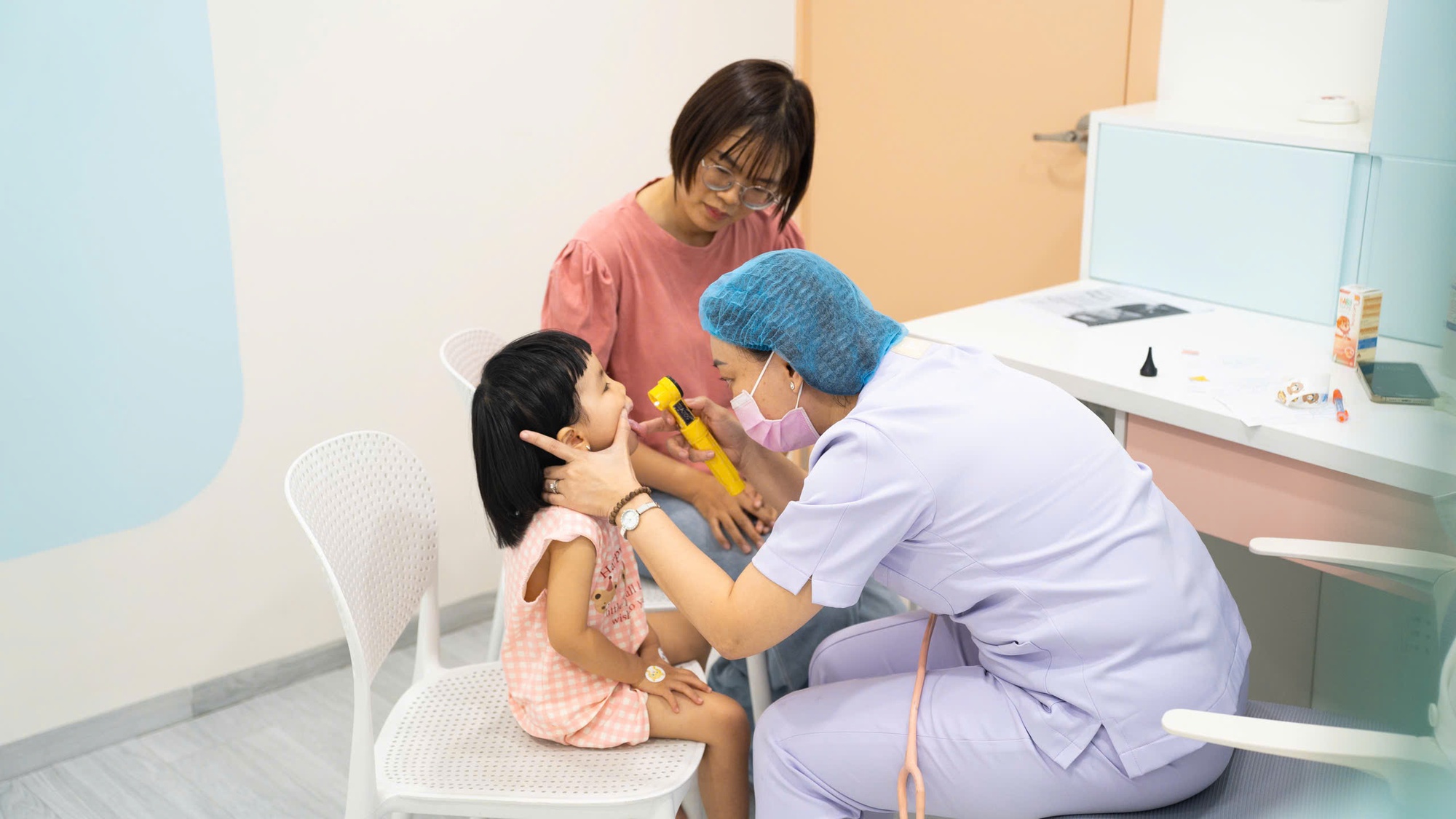 Lương bác sĩ được xếp bậc 2 ngay khi tuyển dụng, nâng phụ cấp nghề ít nhất 70% - Ảnh 1.