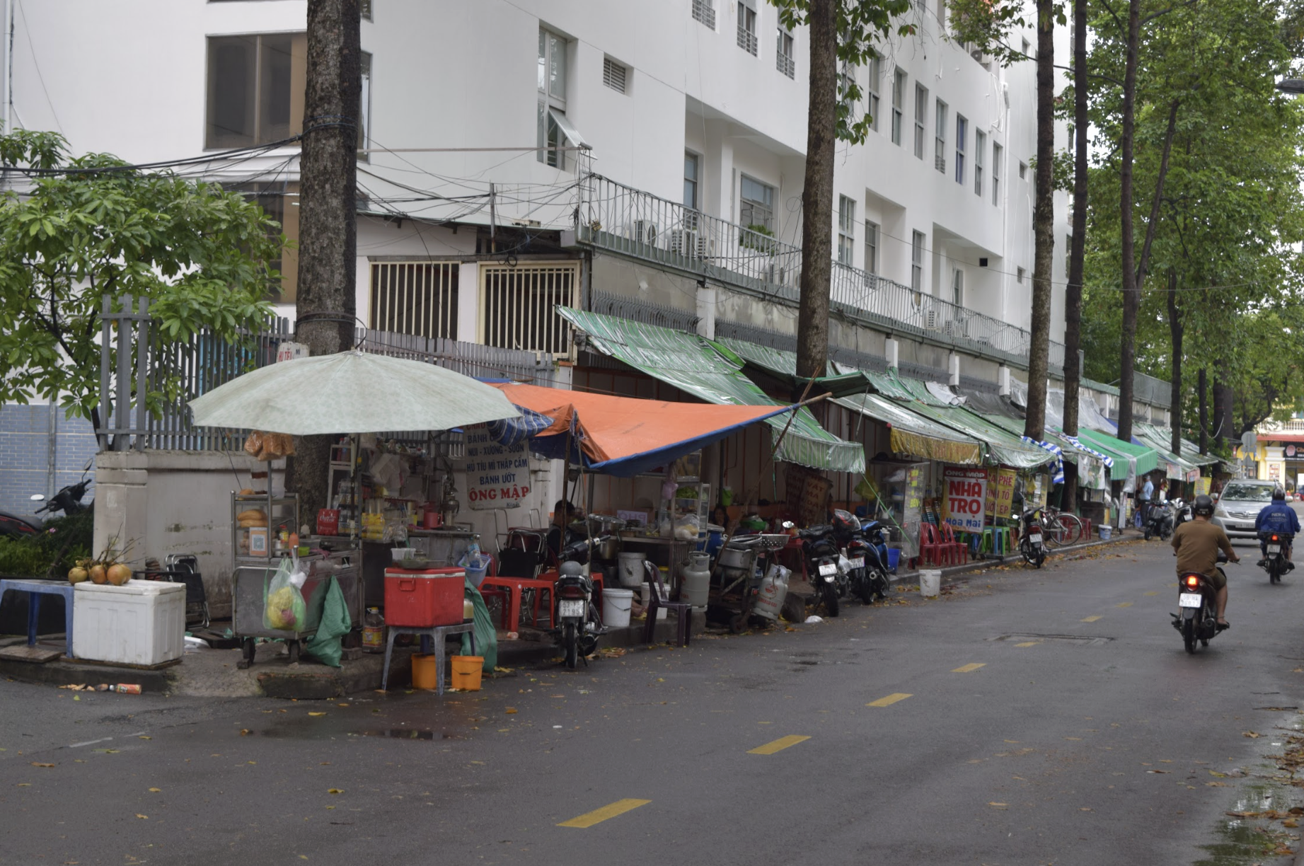 Cảnh hàng rong bủa vây các bệnh viện lớn ở TP HCM - Ảnh 6.