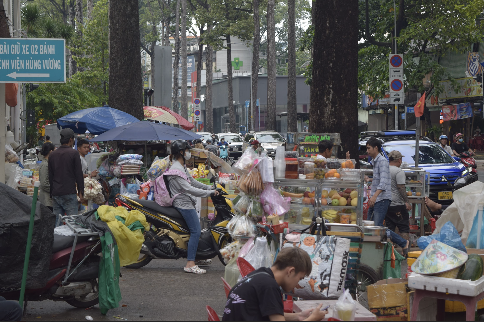 Cảnh hàng rong bủa vây các bệnh viện lớn ở TP HCM - Ảnh 8.