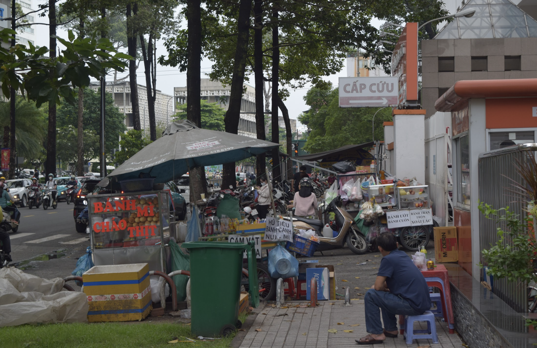 Cảnh hàng rong bủa vây các bệnh viện lớn ở TP HCM - Ảnh 9.