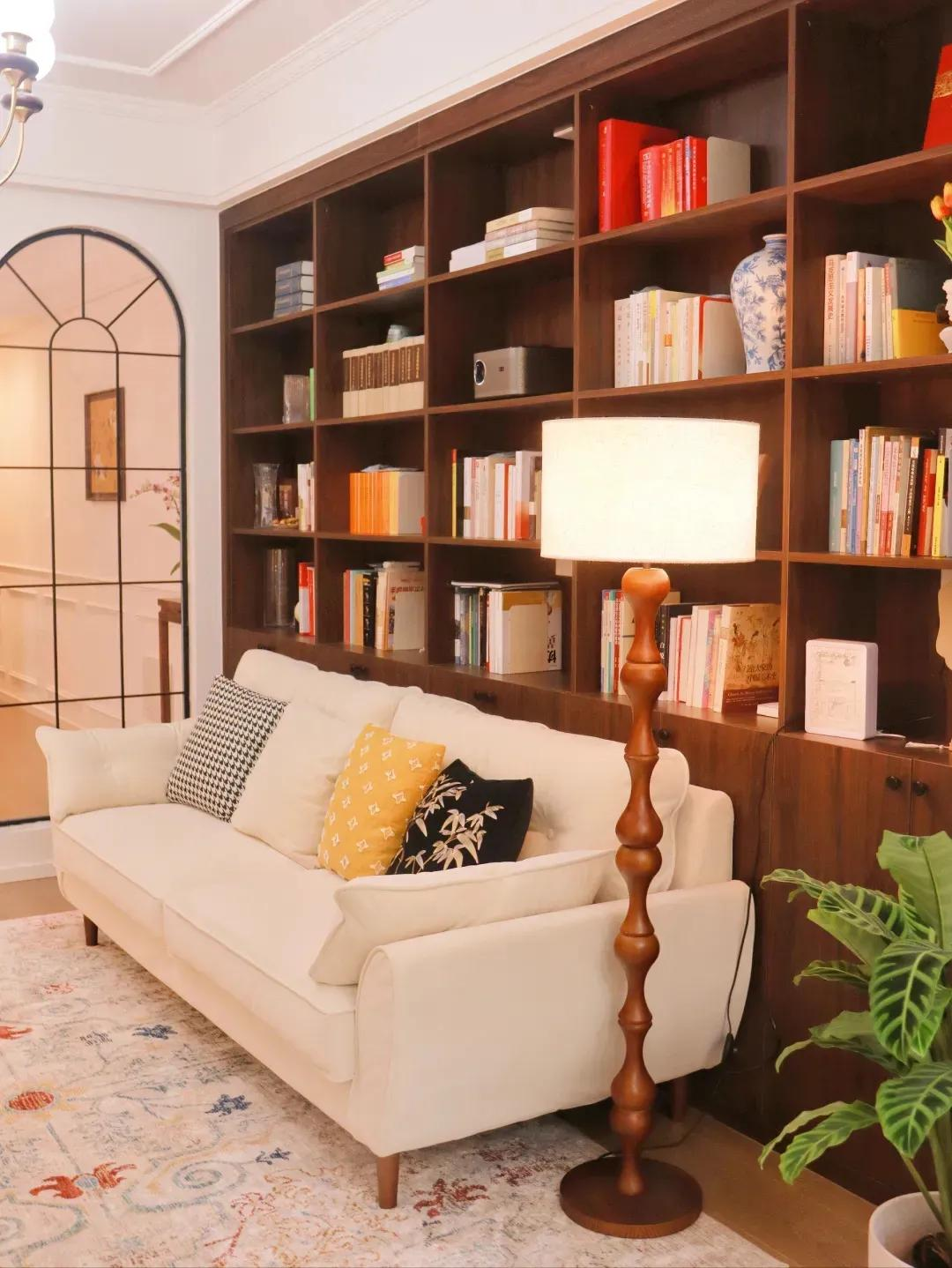 Người phụ nữ 50 tuổi khiến nhiều người ngỡ ngàng: Biến căn hộ 65m² thành tổ ấm thanh lịch với 550 triệu đồng- Ảnh 1.