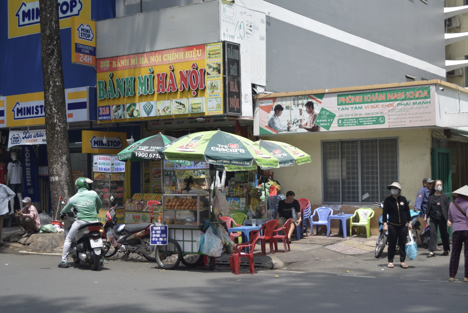 Cảnh hàng rong bủa vây các bệnh viện lớn ở TP HCM - Ảnh 17.