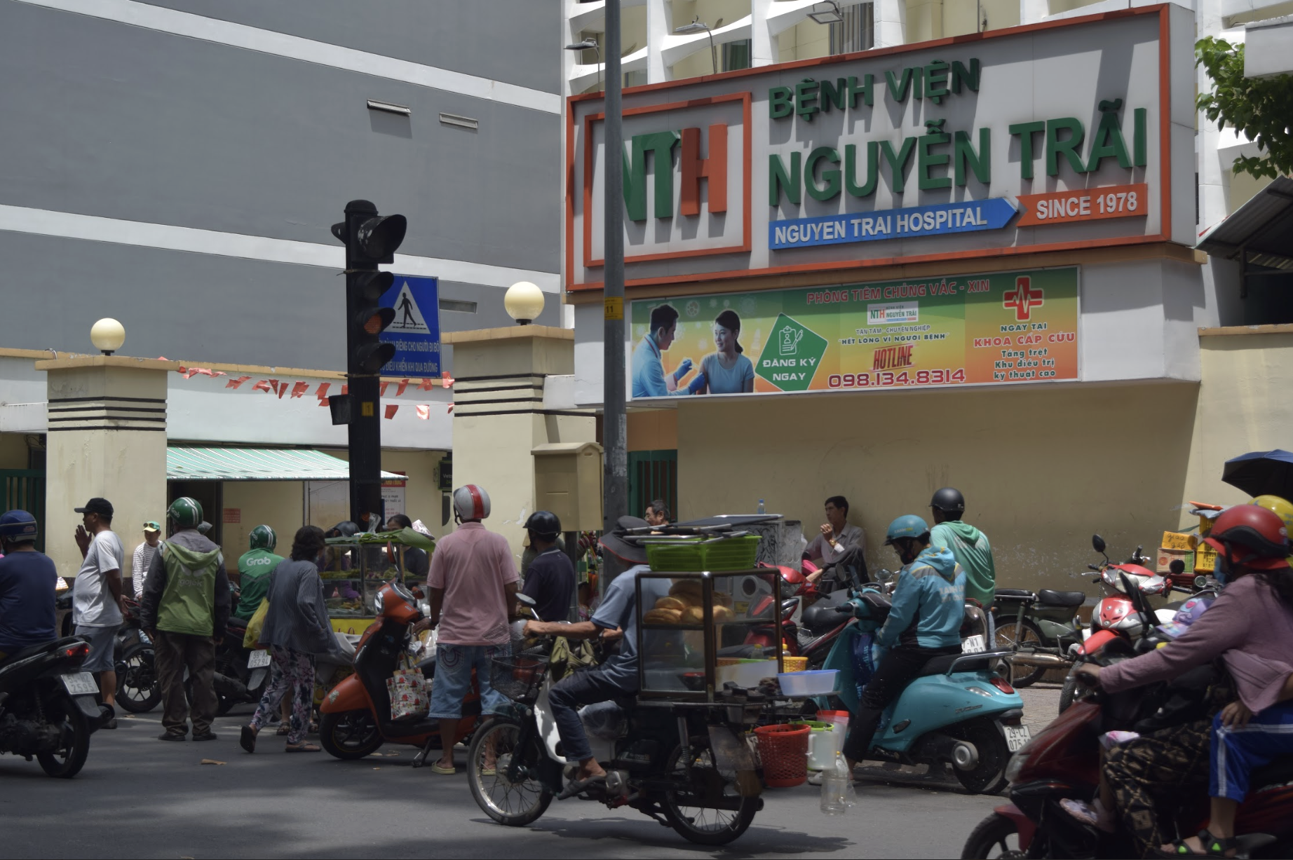Cảnh hàng rong bủa vây các bệnh viện lớn ở TP HCM - Ảnh 18.