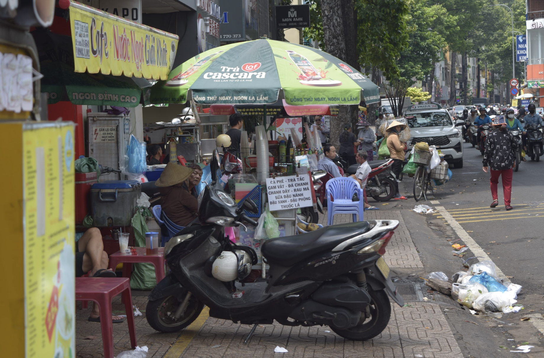 Cảnh hàng rong bủa vây các bệnh viện lớn ở TP HCM - Ảnh 19.