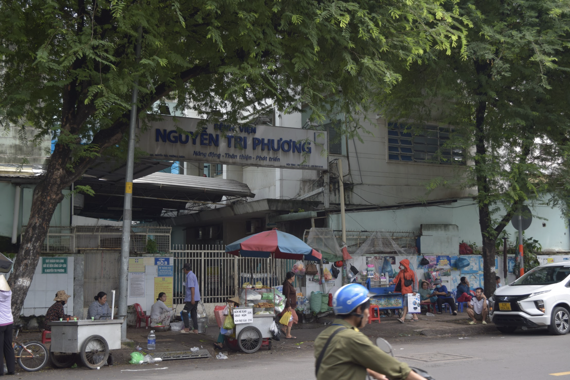 Cảnh hàng rong bủa vây các bệnh viện lớn ở TP HCM - Ảnh 13.