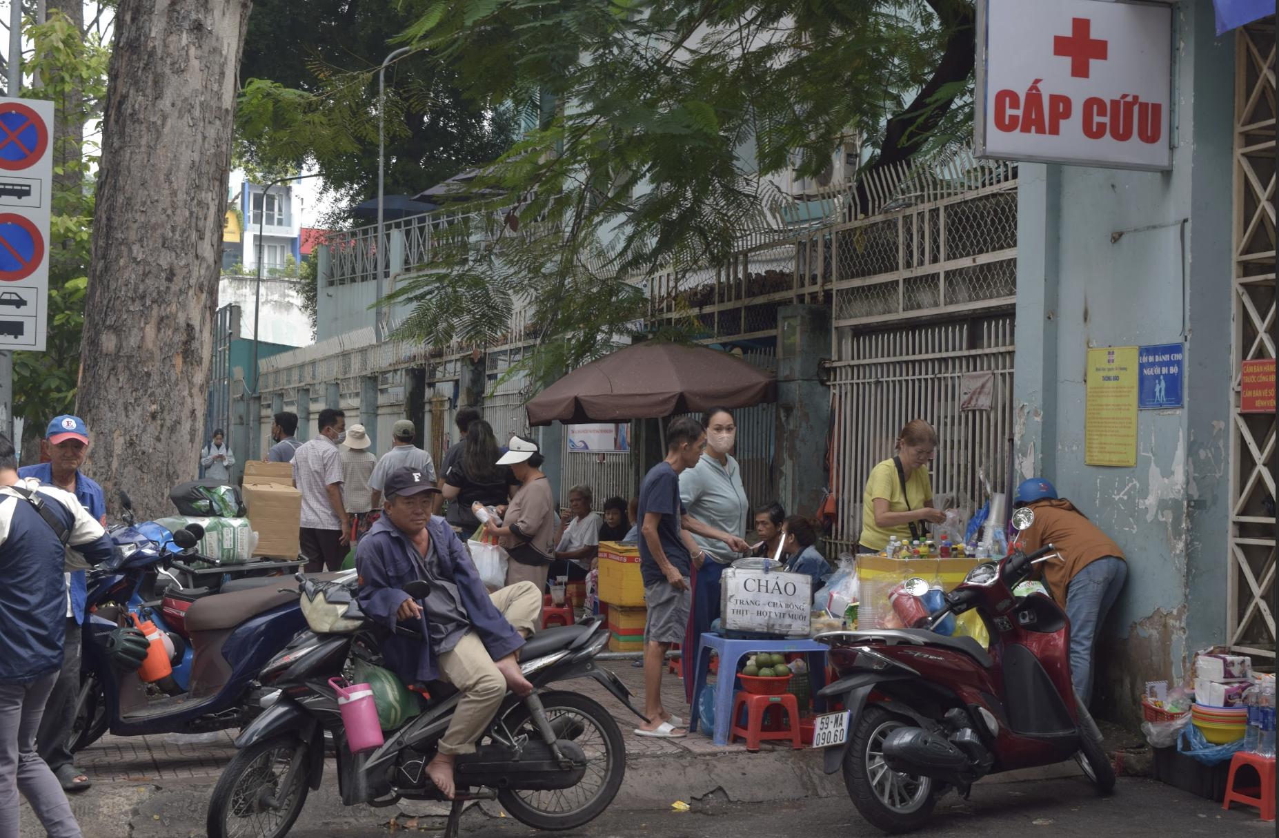 Cảnh hàng rong bủa vây các bệnh viện lớn ở TP HCM - Ảnh 14.