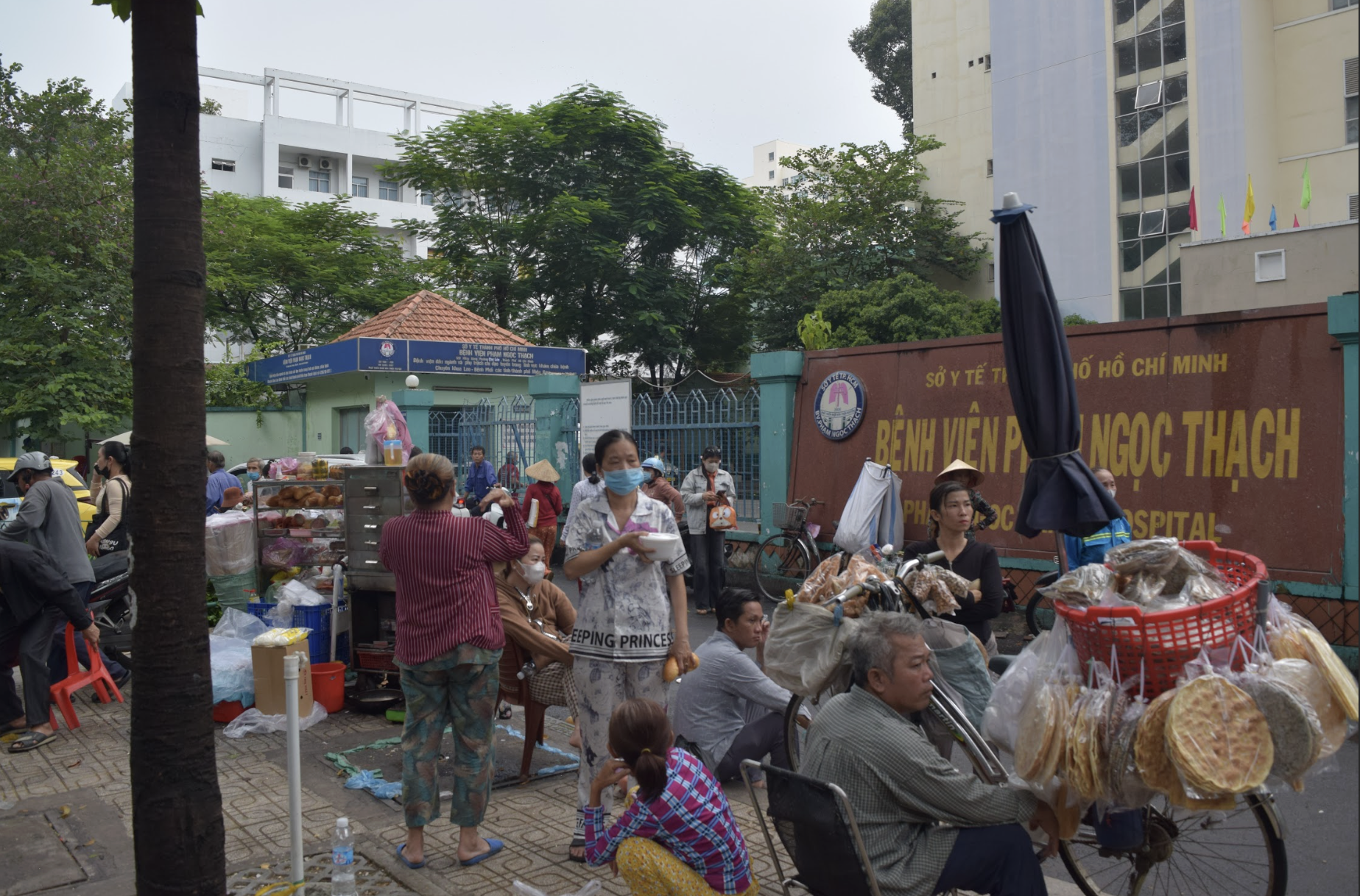 Cảnh hàng rong bủa vây các bệnh viện lớn ở TP HCM - Ảnh 3.