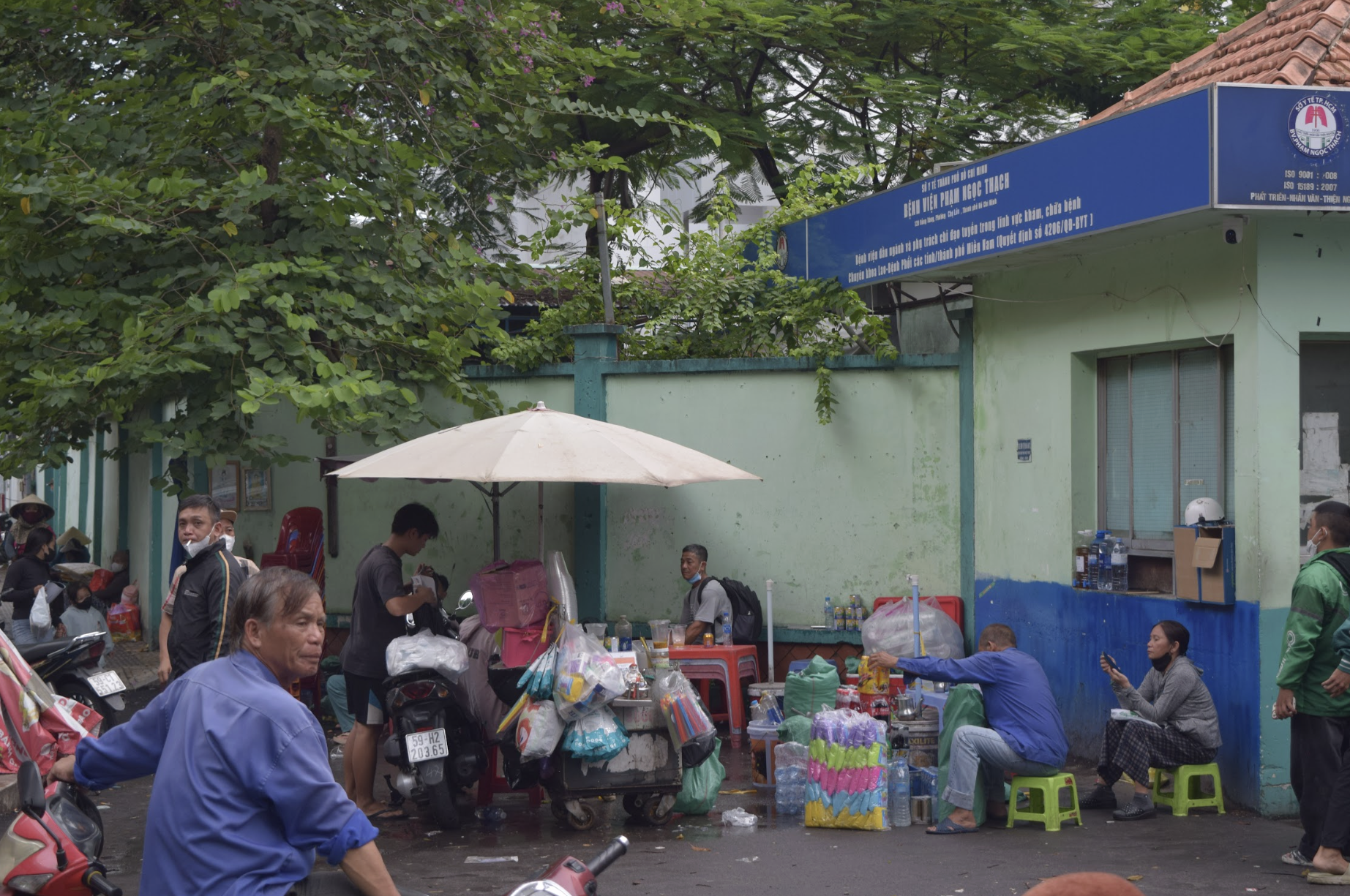 Cảnh hàng rong bủa vây các bệnh viện lớn ở TP HCM - Ảnh 4.