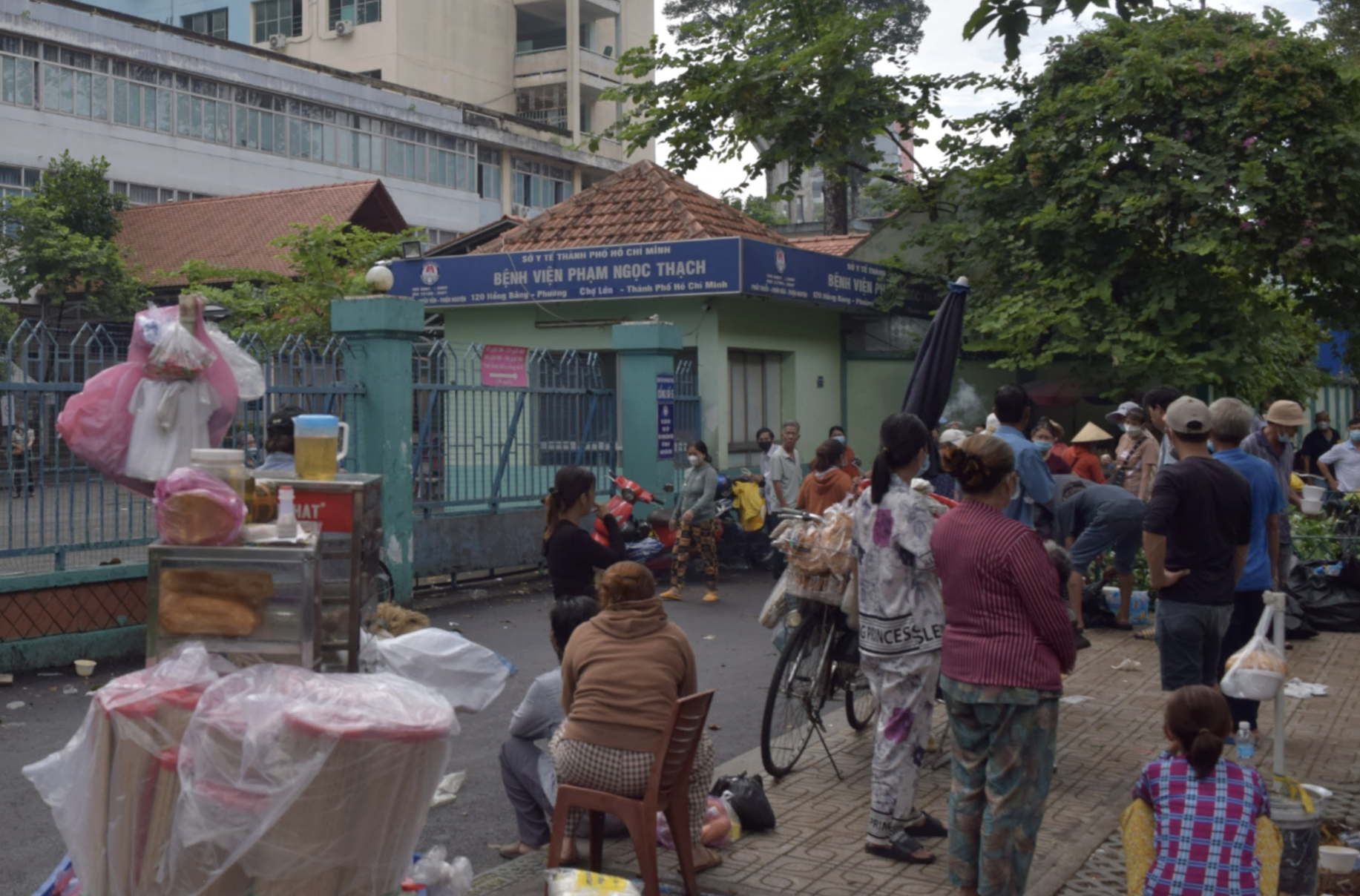 Cảnh hàng rong bủa vây các bệnh viện lớn ở TP HCM - Ảnh 5.