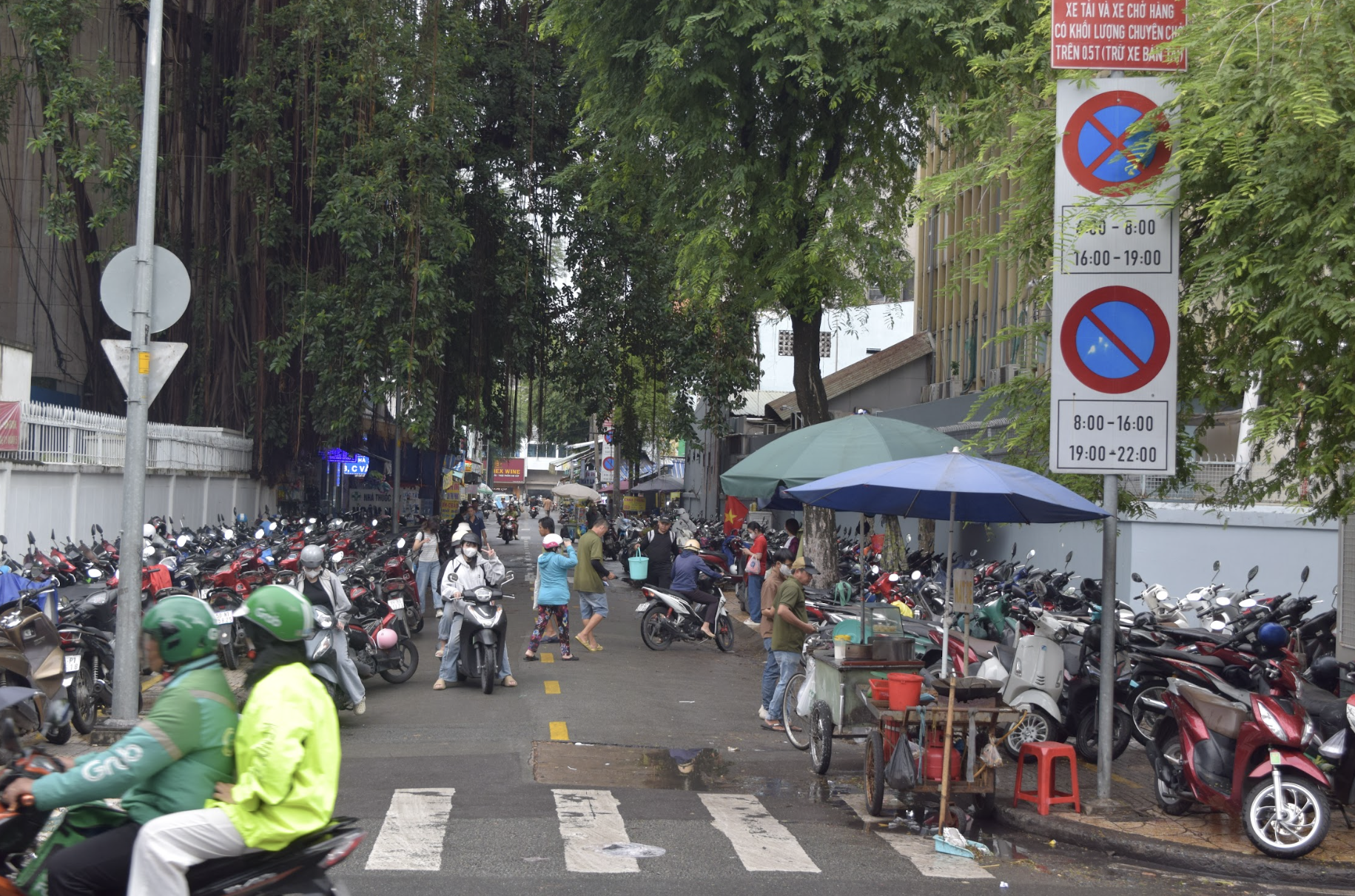 Cảnh hàng rong bủa vây các bệnh viện lớn ở TP HCM - Ảnh 1.