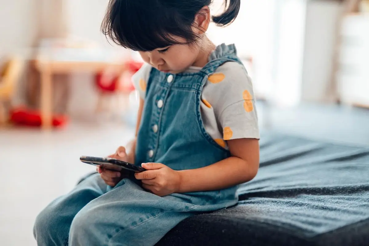 Bé gái 6 tuổi mất cả 2 mắt vì thứ nhiều bố mẹ vẫn cho con chơi mỗi ngày- Ảnh 2.