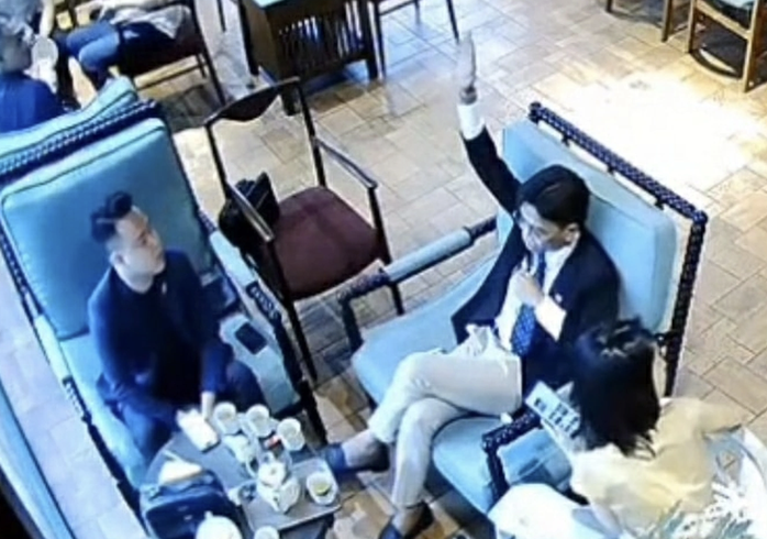 Vụ hành hung nhân viên quán cà phê: "Tổng tài" lên tiếng- Ảnh 1.