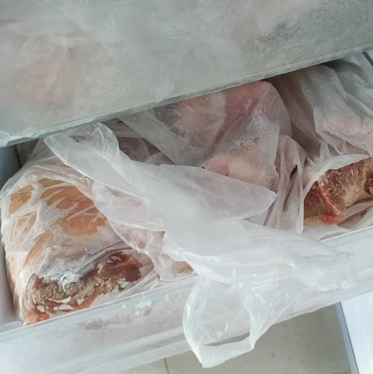 Thịt nên để trong ngăn đông tủ lạnh bao lâu? Lấy ra rã đông rồi lại cất vào nhiều lần có nên tiếp tục ăn?- Ảnh 1. Thịt nên để trong ngăn đông tủ lạnh bao lâu? Lấy ra rã đông rồi lại cất vào nhiều lần có nên tiếp tục ăn?- Ảnh 1.