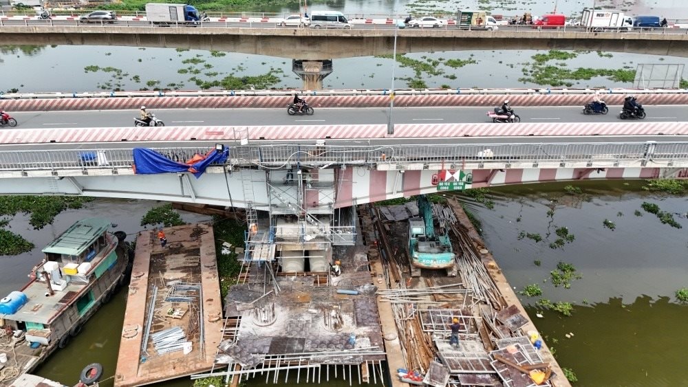 Chưa từng có tiền lệ ở Việt Nam: "Thần đèn" nâng cây cầu nặng 11.000 tấn lên cao thêm 1m, DN nào đứng sau? 2 Chưa từng có tiền lệ ở Việt Nam: "Thần đèn" nâng cây cầu nặng 11.000 tấn lên cao thêm 1m, DN nào đứng sau?