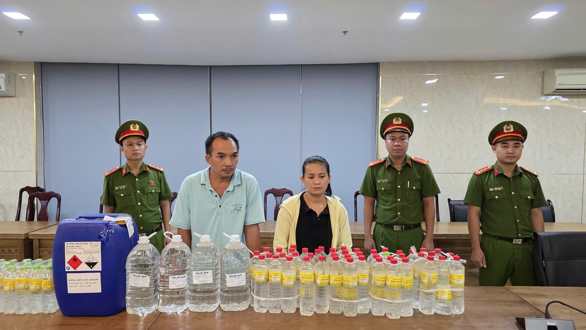 Triệt phá cơ sở sản xuất hàng nghìn lít giấm giả bằng axit và nước giếng: Tác hại khủng khiếp với sức khỏe- Ảnh 1. Triệt phá cơ sở sản xuất hàng nghìn lít giấm giả bằng axit và nước giếng: Tác hại khủng khiếp với sức khỏe- Ảnh 1.