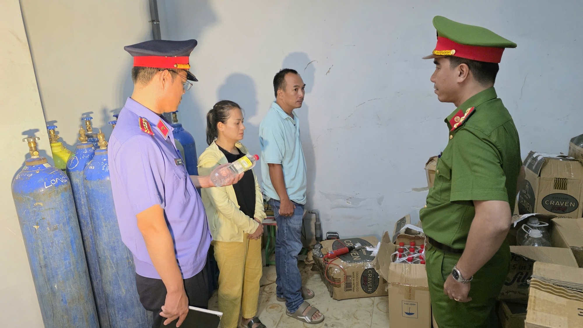 Triệt phá cơ sở sản xuất hàng nghìn lít giấm giả bằng axit và nước giếng: Tác hại khủng khiếp với sức khỏe- Ảnh 2. Triệt phá cơ sở sản xuất hàng nghìn lít giấm giả bằng axit và nước giếng: Tác hại khủng khiếp với sức khỏe- Ảnh 2.