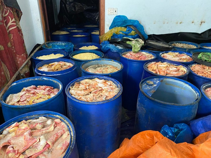 Phát hiện 4,9 tấn da heo bốc mùi hôi thối tại cơ sở sản xuất lạp xưởng- Ảnh 1. Phát hiện 4,9 tấn da heo bốc mùi hôi thối tại cơ sở sản xuất lạp xưởng- Ảnh 1.