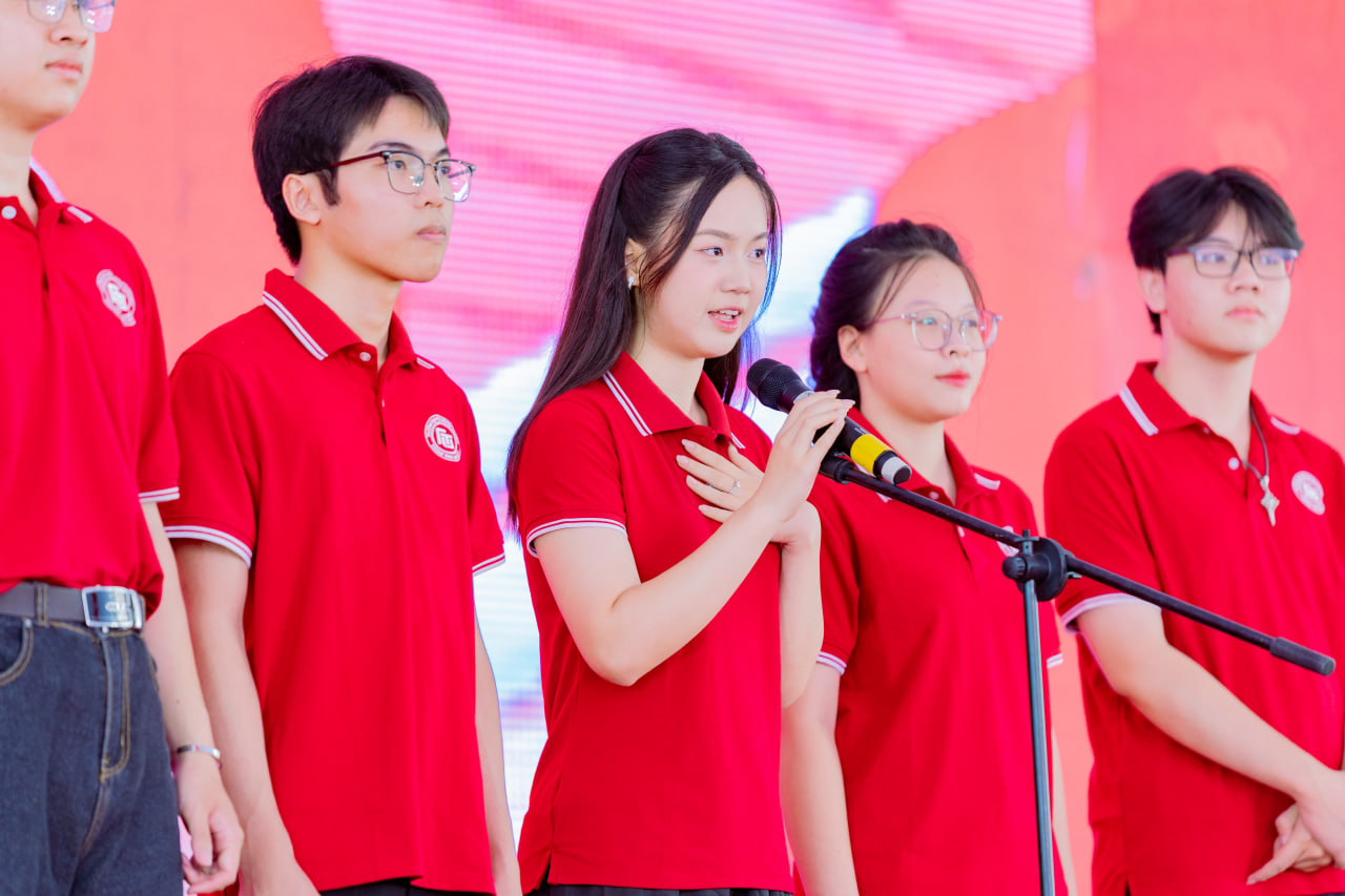 Bắt gặp thủ khoa xinh nhất kỳ thi tốt nghiệp THPT 2025 ở "lò đào tạo Hoa hậu TOP 1 Việt Nam"- Ảnh 5. Bắt gặp thủ khoa xinh nhất kỳ thi tốt nghiệp THPT 2025 ở "lò đào tạo Hoa hậu TOP 1 Việt Nam"- Ảnh 5.