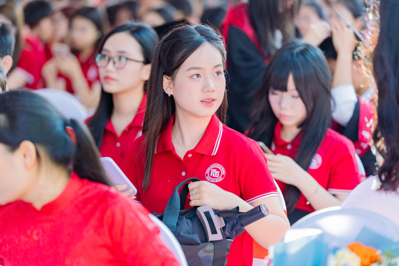 Bắt gặp thủ khoa xinh nhất kỳ thi tốt nghiệp THPT 2025 ở "lò đào tạo Hoa hậu TOP 1 Việt Nam"- Ảnh 3. Bắt gặp thủ khoa xinh nhất kỳ thi tốt nghiệp THPT 2025 ở "lò đào tạo Hoa hậu TOP 1 Việt Nam"- Ảnh 3.