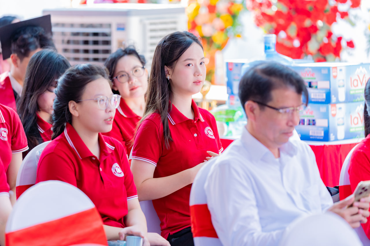 Bắt gặp thủ khoa xinh nhất kỳ thi tốt nghiệp THPT 2025 ở "lò đào tạo Hoa hậu TOP 1 Việt Nam"- Ảnh 6. Bắt gặp thủ khoa xinh nhất kỳ thi tốt nghiệp THPT 2025 ở "lò đào tạo Hoa hậu TOP 1 Việt Nam"- Ảnh 6.