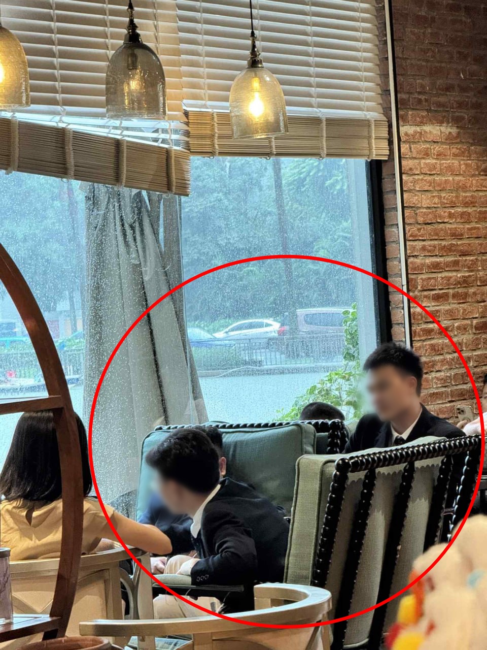 Nhân viên quán cà phê bị khách hành hung vì nhắc hút thuốc: Người trong cuộc lên tiếng, khẳng định "video đã bị cắt ghép" - Ảnh 4.
