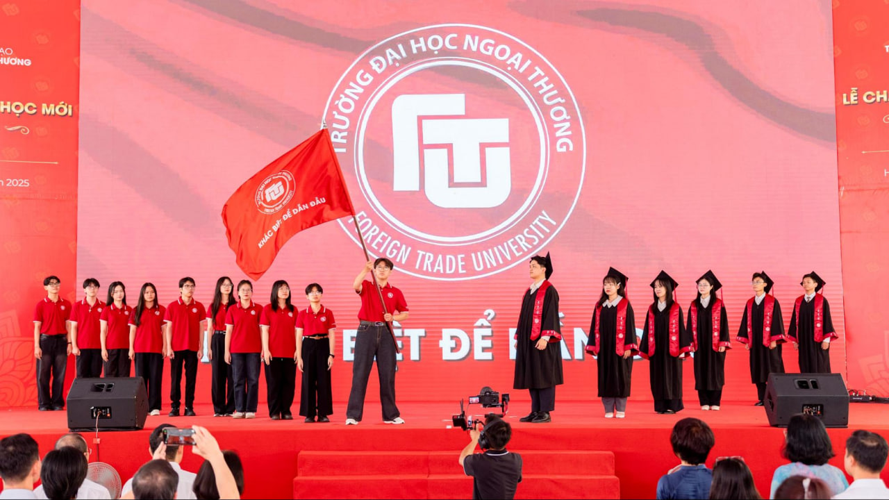 Bắt gặp thủ khoa xinh nhất kỳ thi tốt nghiệp THPT 2025 ở "lò đào tạo Hoa hậu TOP 1 Việt Nam"- Ảnh 2. Bắt gặp thủ khoa xinh nhất kỳ thi tốt nghiệp THPT 2025 ở "lò đào tạo Hoa hậu TOP 1 Việt Nam"- Ảnh 2.