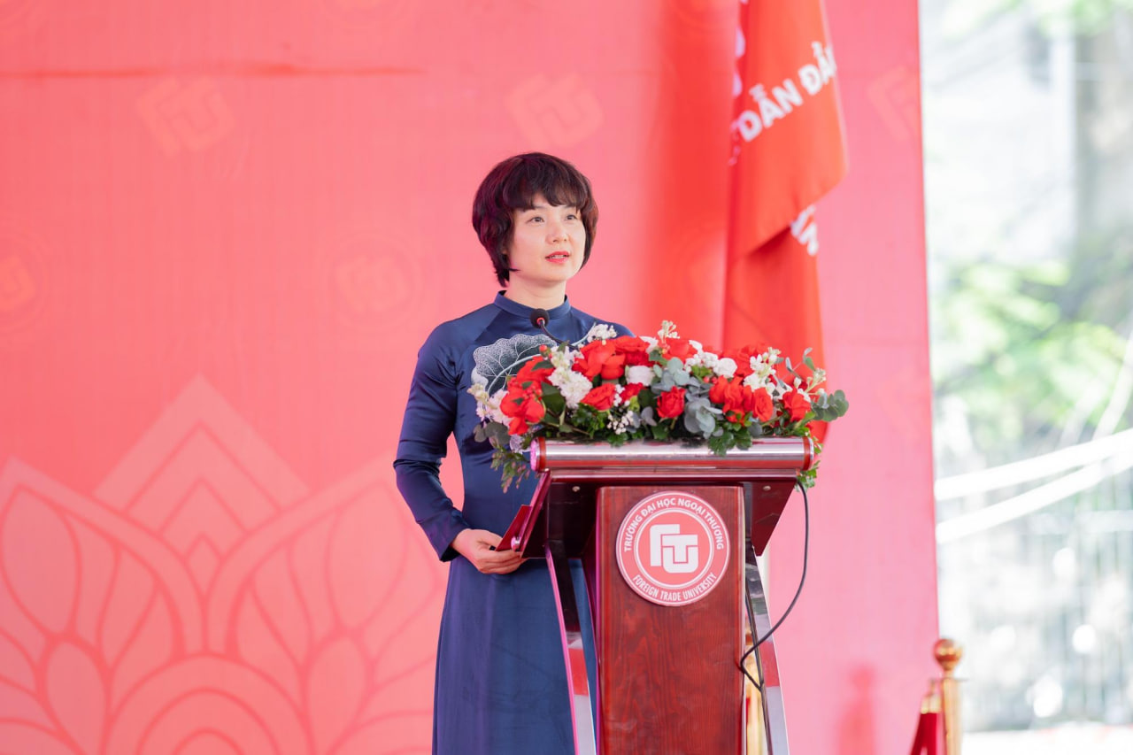 Bắt gặp thủ khoa xinh nhất kỳ thi tốt nghiệp THPT 2025 ở "lò đào tạo Hoa hậu TOP 1 Việt Nam"- Ảnh 1. Bắt gặp thủ khoa xinh nhất kỳ thi tốt nghiệp THPT 2025 ở "lò đào tạo Hoa hậu TOP 1 Việt Nam"- Ảnh 1.