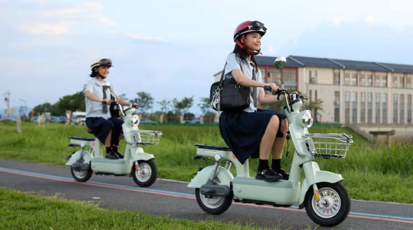 Hãng xe máy điện Trung Quốc thách thức vị thế của Honda, Yamaha nhờ tự sản xuất pin, động cơ, giá rẻ hơn 30%- Ảnh 1.