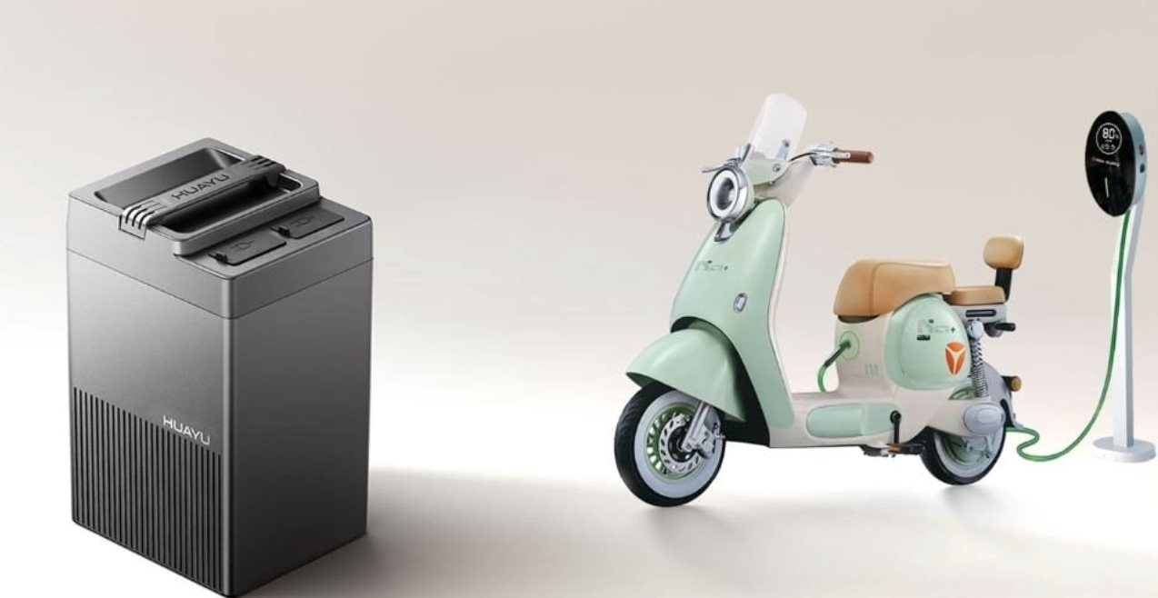 Hãng xe máy điện Trung Quốc thách thức vị thế của Honda, Yamaha nhờ tự sản xuất pin, động cơ, giá rẻ hơn 30%- Ảnh 2.