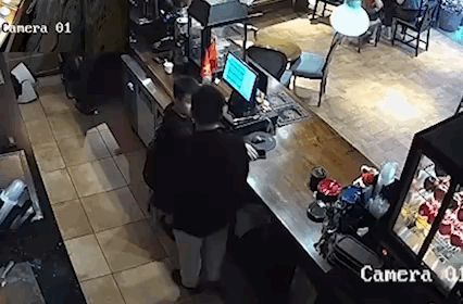 Vụ hành hung nhân viên quán cà phê: "Tổng tài" lên tiếng- Ảnh 2.