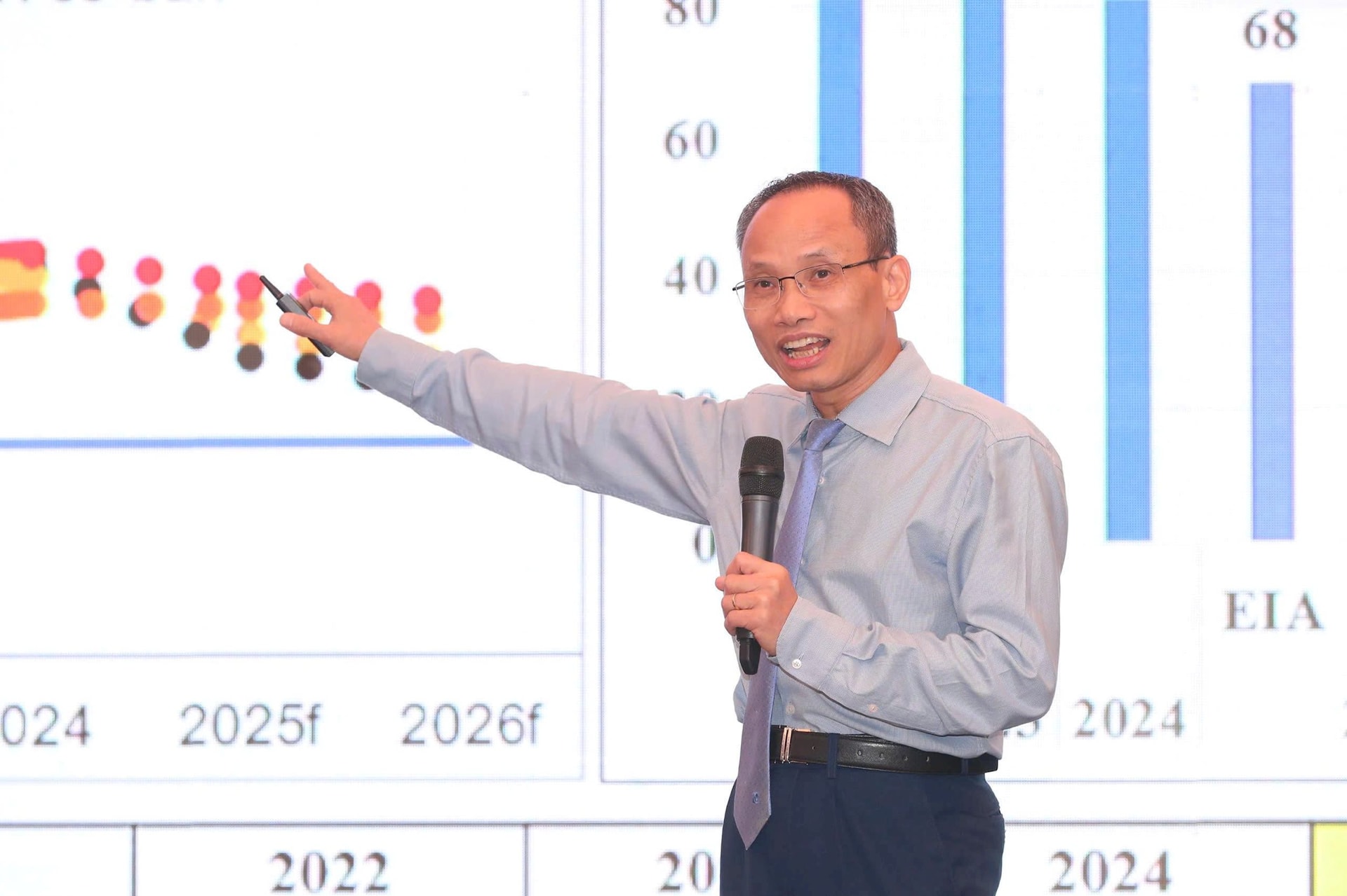 TS. Cấn Văn Lực: Một công chức tại Việt Nam hiện cần tới gần 26 năm làm việc mới mua được một căn chung cư, trong khi mức bình quân thế giới là 15 năm- Ảnh 1.