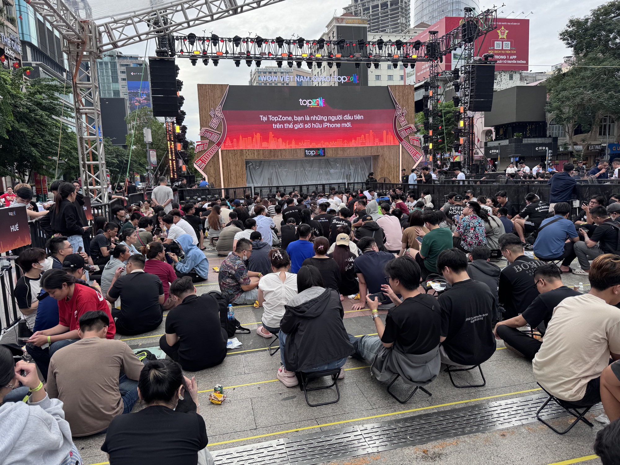 Thế Giới Di Động giao 14.500 iPhone 17 series, iPhone Air trong ngày đầu mở bán - Ảnh 1.