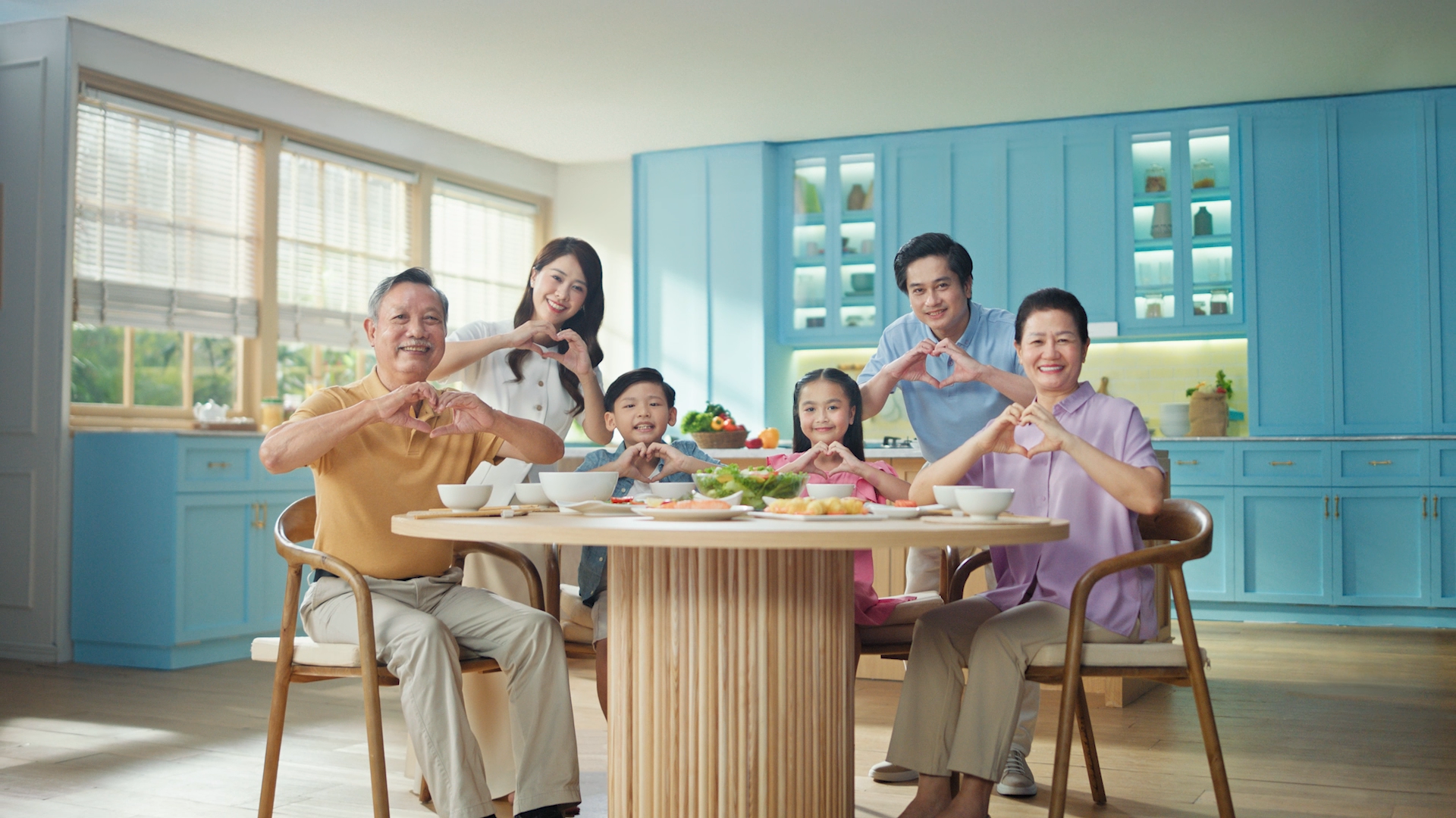 H’Hen Niê tự hào với “dầu ăn cho trái tim” được sản xuất từ cánh đồng lúa Việt - Ảnh 1. H’Hen Niê tự hào với “dầu ăn cho trái tim” được sản xuất từ cánh đồng lúa Việt - Ảnh 1.