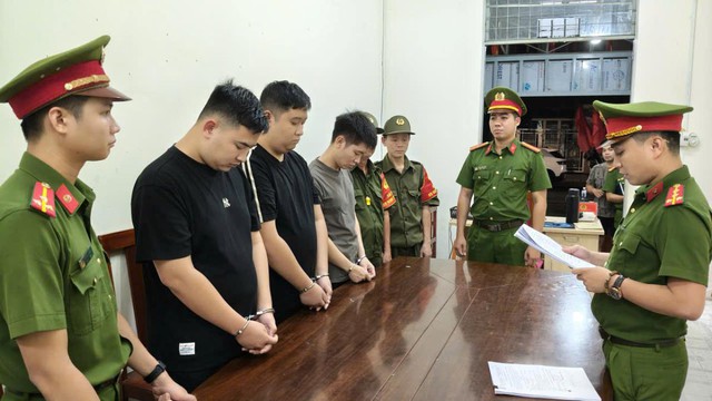 Phá chuyên án lừa đảo tiền ảo, thu giữ ô tô Mercedes và phong tỏa số tiền lớn- Ảnh 1.