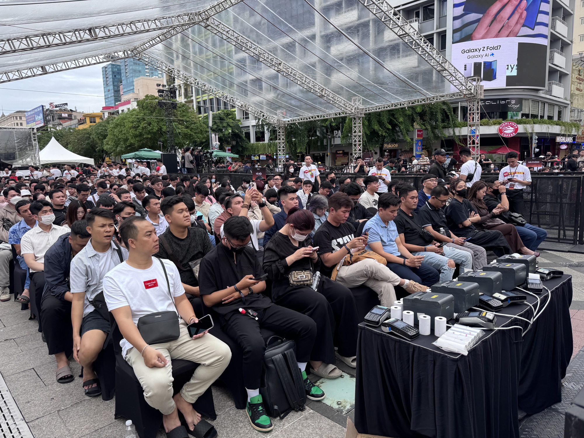 Thế Giới Di Động giao 14.500 iPhone 17 series, iPhone Air trong ngày đầu mở bán - Ảnh 2.