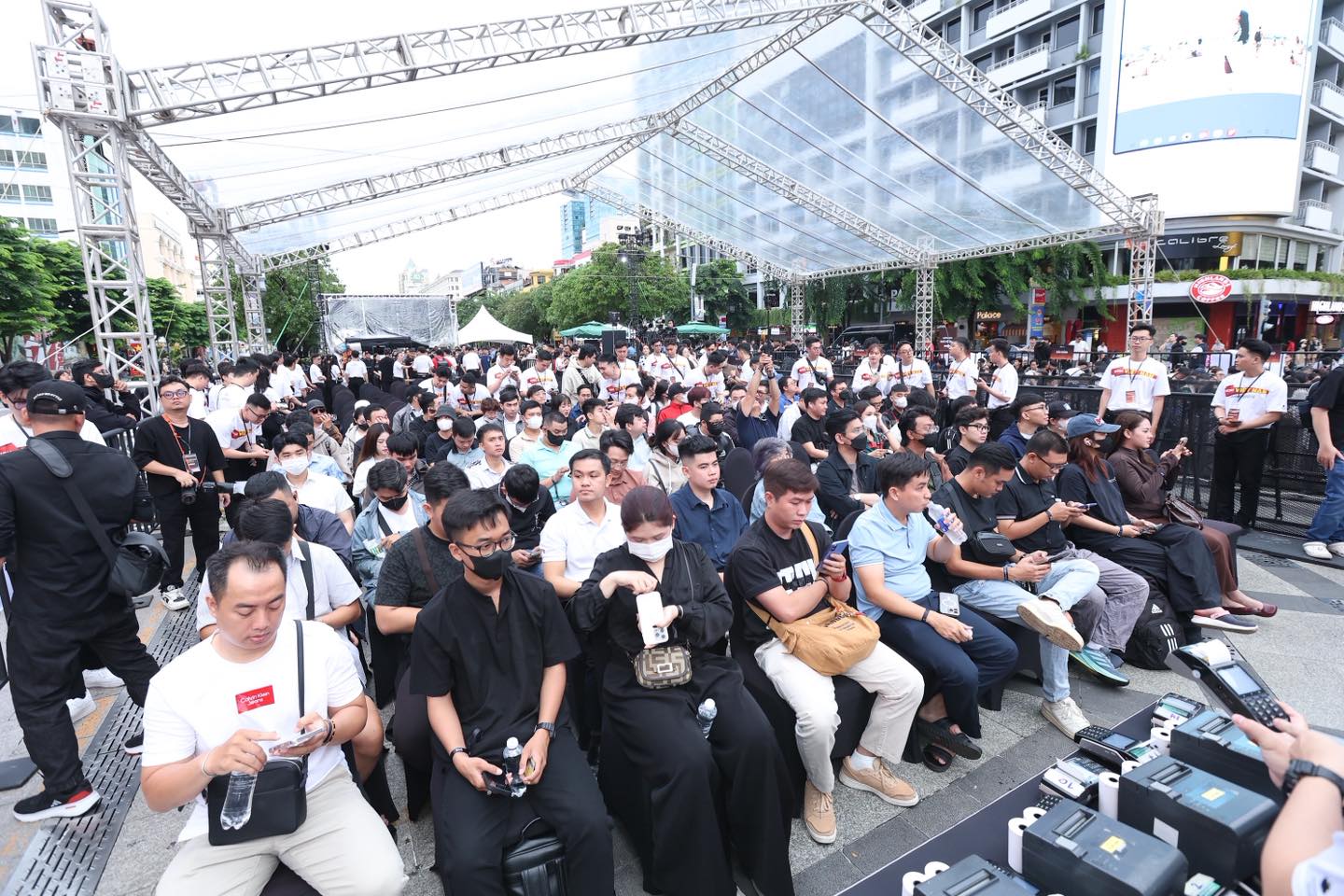 Khách hàng Việt thức xuyên đêm, dậy sớm xếp hàng chờ mua iPhone 17 mới - Ảnh 4.