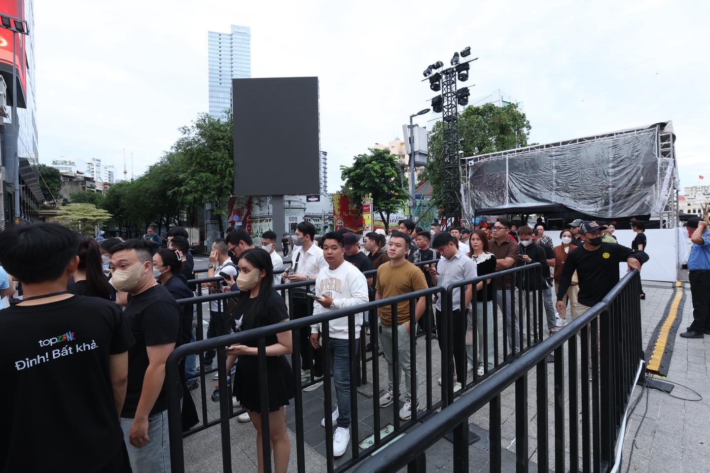 Khách hàng Việt thức xuyên đêm, dậy sớm xếp hàng chờ mua iPhone 17 mới - Ảnh 1.