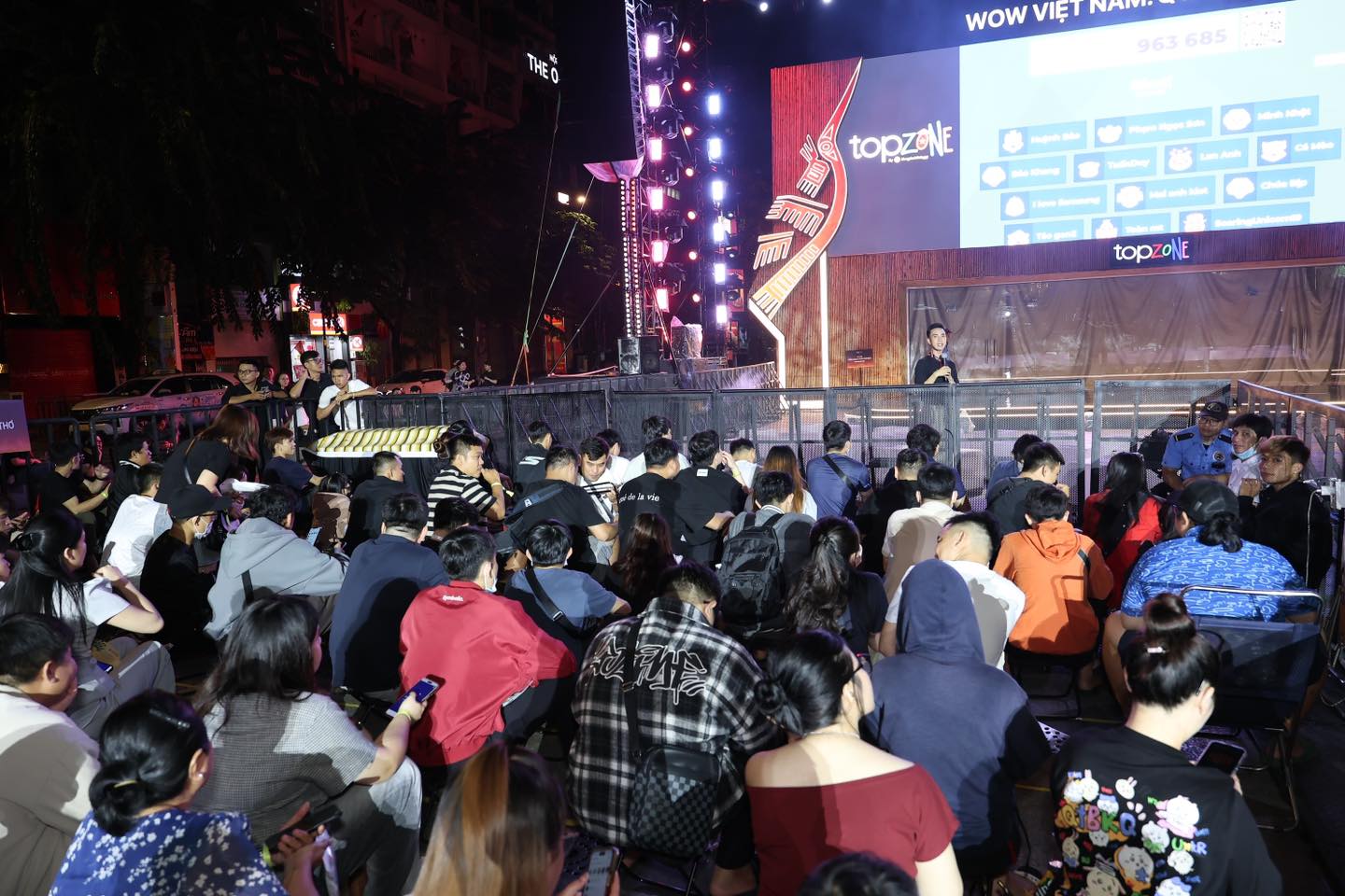 Khách hàng Việt thức xuyên đêm, dậy sớm xếp hàng chờ mua iPhone 17 mới - Ảnh 5.