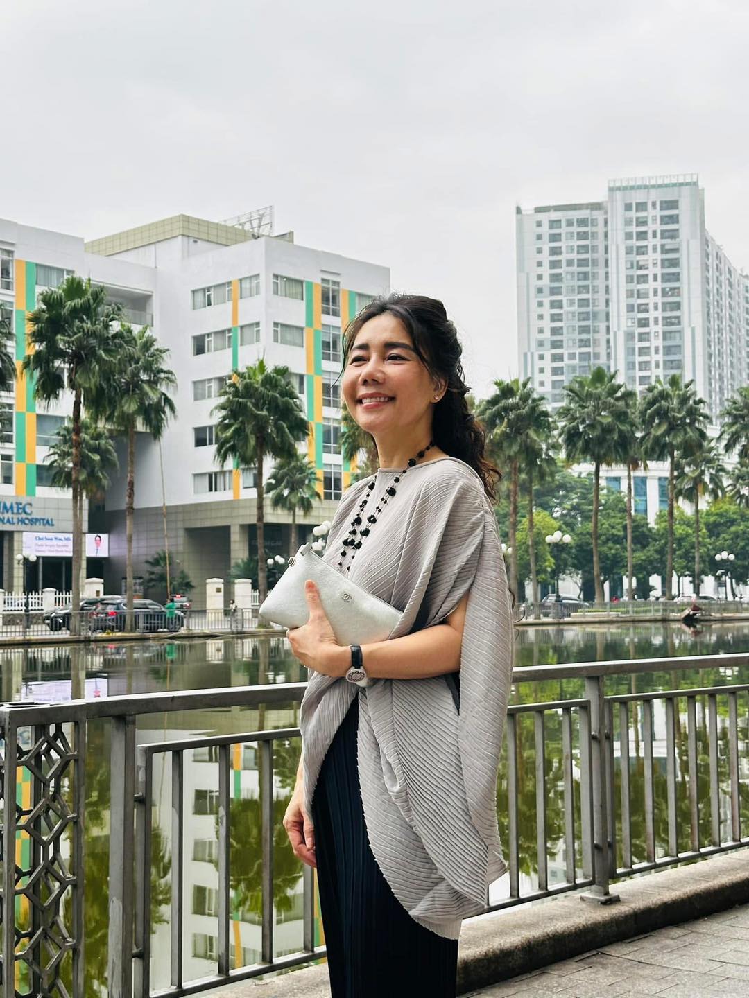 So vội outfit "tổng tài" đi xin lỗi với đồ của chủ quán cafe: Hermès da cá sấu thế này thì căng rồi! - Ảnh 6.