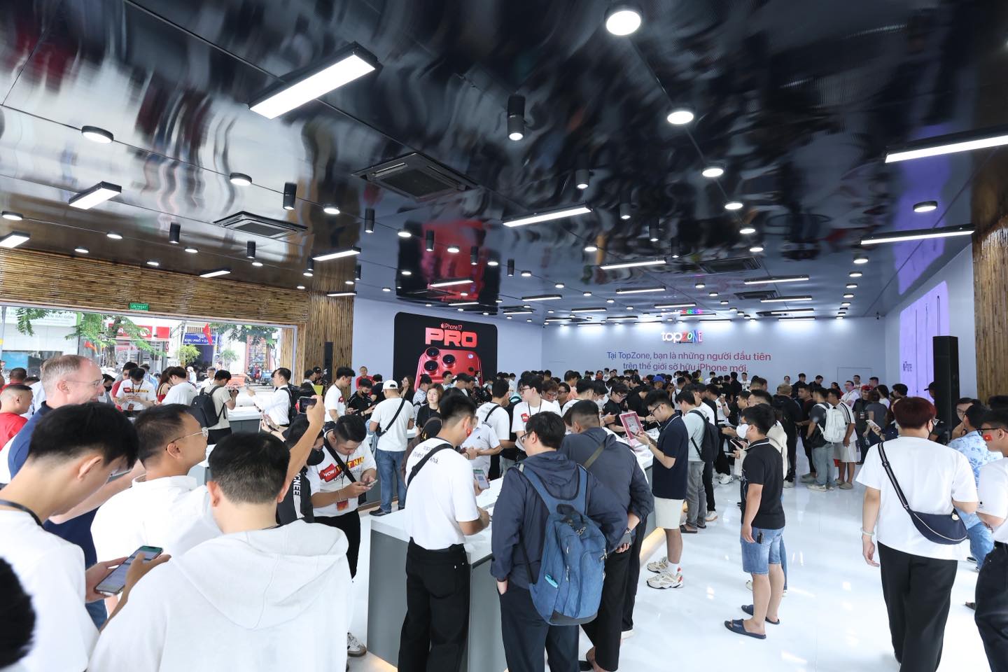 Khách hàng Việt thức xuyên đêm, dậy sớm xếp hàng chờ mua iPhone 17 mới - Ảnh 2.
