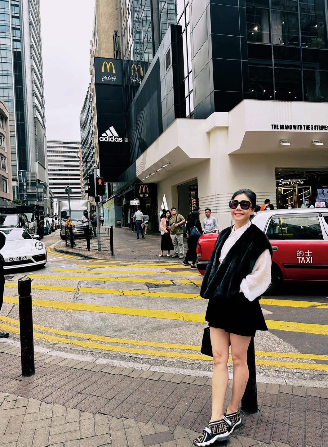 So vội outfit "tổng tài" đi xin lỗi với đồ của chủ quán cafe: Hermès da cá sấu thế này thì căng rồi! - Ảnh 9.